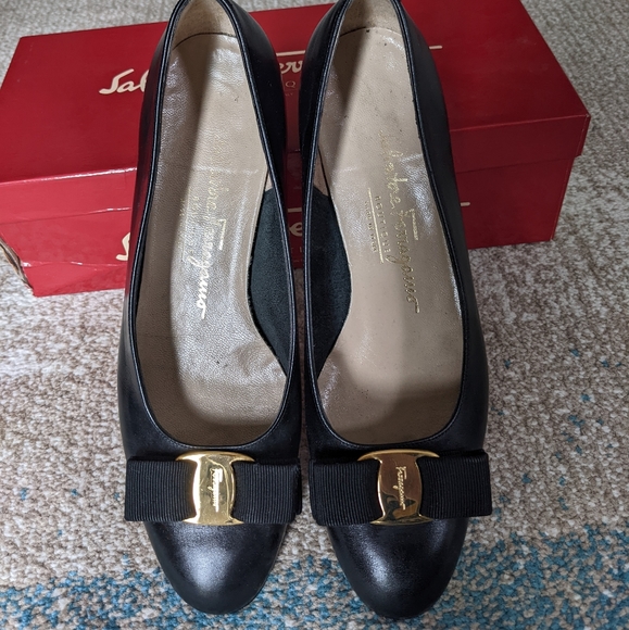 Salvatore Ferragamo Vara Pump - Picture 3 of 9